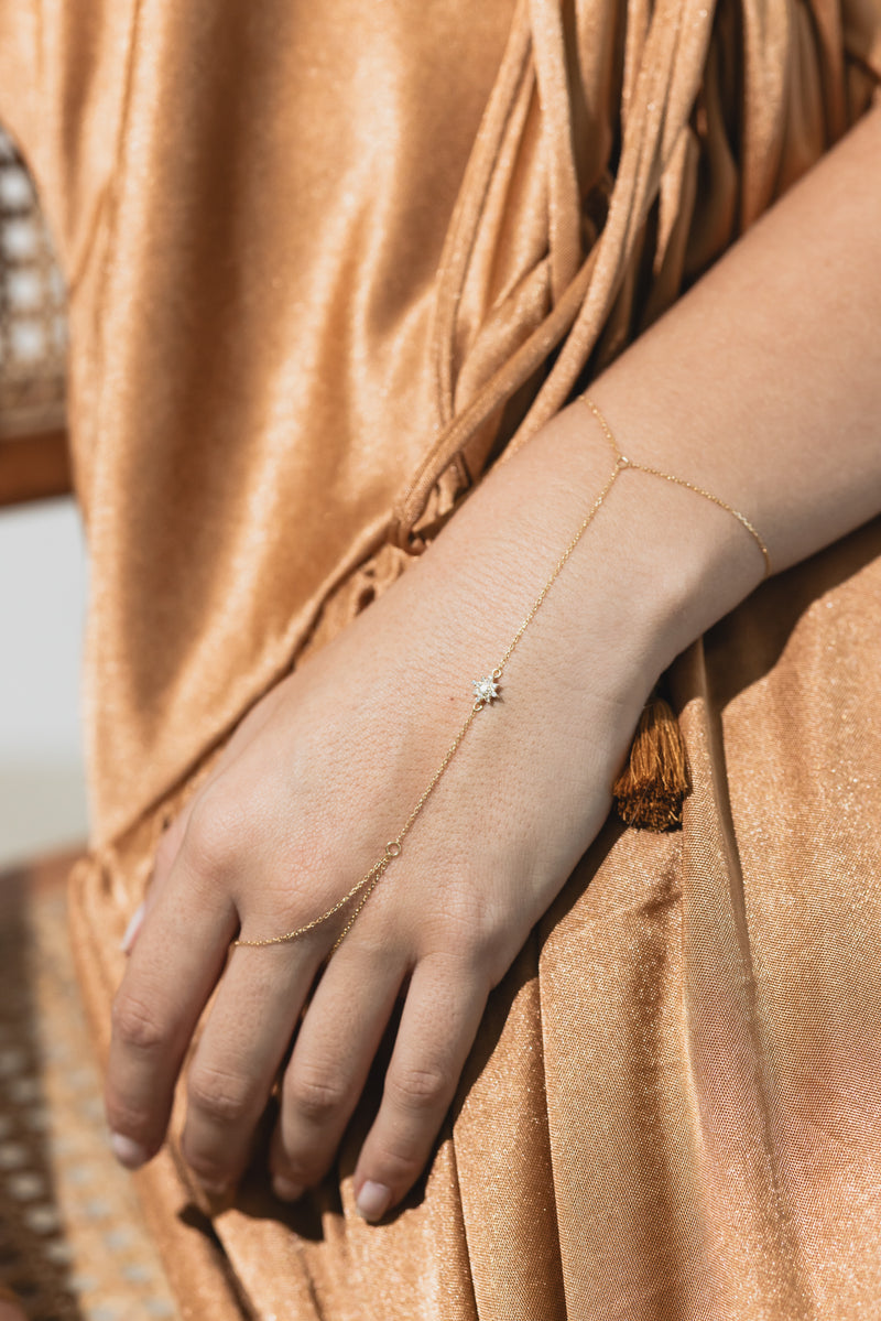 PULSEIRA HANDCHAIN STELLA | Delicada o suficiente para parecer que sempre esteve ali, especial o suficiente para ninguém parar de olhar.